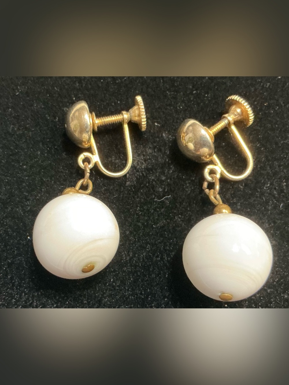 VTG 50s White Marbled Gumball Glass Dangle Screwback Earrings